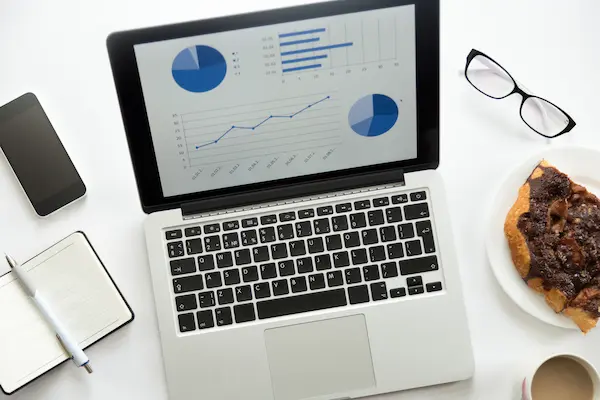 Agence SEO Lille analysant des données de trafic et des indicateurs marketing sur un tableau de bord de performance