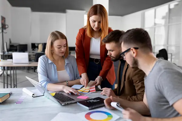 Agence SEO Lille avec une équipe d’experts marketing collaborant sur des mots-clés et la création de visibilité sur internet