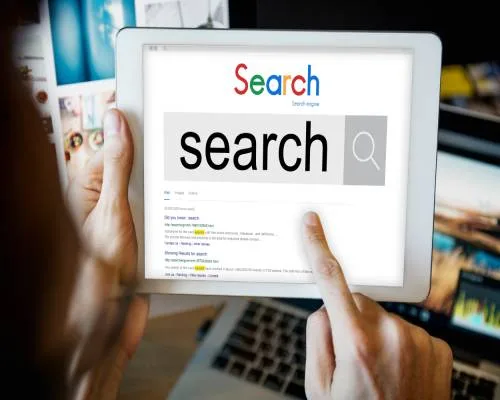 Agence SEO Lille analysant des données de trafic et des indicateurs marketing sur un tableau de bord de performance